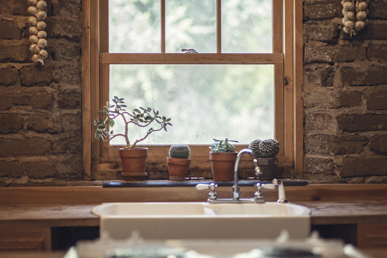 Comparing vinyl, fiberglass, and wood window frames